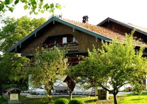 a house with a balcony with flowers on it at Beim Huber in Linden in Linden