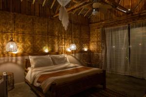 Postel nebo postele na pokoji v ubytování Amihan Beach Cabanas