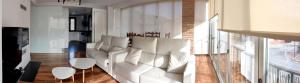un soggiorno con divano e sedie bianchi di Bodega Don Balbino a La puebla de Labarca 