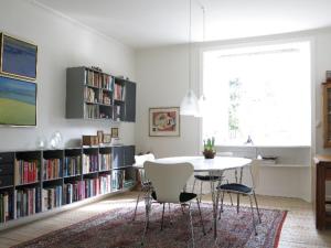 une salle à manger avec une table, des chaises et des étagères dans l'établissement ApartmentInCopenhagen Apartment 701, à Copenhague