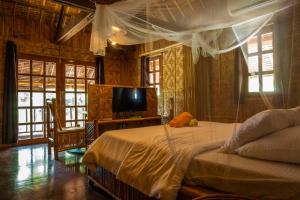 מיטה או מיטות בחדר ב-Amihan Beach Cabanas
