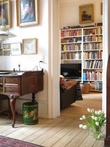 uma sala de estar com uma secretária e estantes em ApartmentInCopenhagen Apartment 931 em Copenhague
