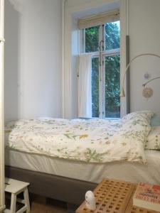Cama en habitación con ventana en ApartmentInCopenhagen Apartment 931, en Copenhague