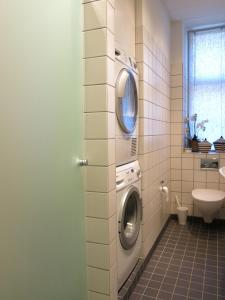 コペンハーゲンにあるApartmentInCopenhagen Apartment 933のバスルーム(洗濯機、シンク付)