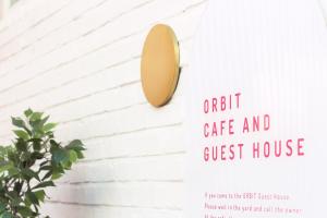 ソウルにあるOrbit - For foreigners onlyの壁にオブジェクトカフェとゲストハウスの看板