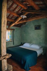 1 dormitorio con 1 cama en una habitación con paredes verdes en Arbalovija Rustic Villa, en Šivati