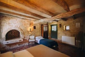 Postel nebo postele na pokoji v ubytování Arbalovija Rustic Villa + 37 fotografií
