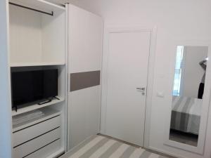カオルレにあるVilla Serenaの白い部屋(テレビ、スライドドア付)