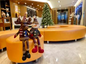 two figurines of people sitting on a counter in a store at Kuei Ti Wan Hotel in Checheng