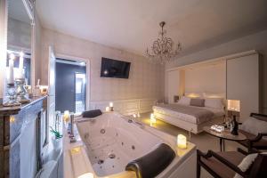 Postel nebo postele na pokoji v ubytování Maison Noppius - Love Hotel + 37 fotografií