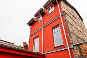 um edifício vermelho com janelas em cima em Ferienwohnungen Muehlenblick em Röbel