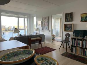 ApartmentInCopenhagen Apartment 1417 في كوبنهاغن: غرفة معيشة مع أريكة وطاولة