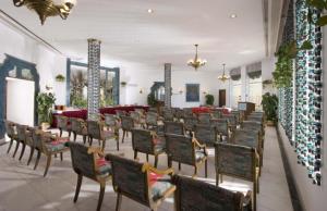 una habitación con un montón de sillas y mesas en Retac El Arish, en El Arish