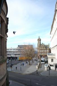 una città con un uccello che vola su una strada di The Liverpool Inn Hotel a Liverpool