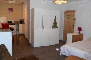 1 dormitorio con un gran armario blanco en una habitación en Entre Saint-Tropez et les gorges du Verdon., en Lorgues
