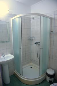 un baño con ducha y lavabo en Hotel Principal, en Costinesti