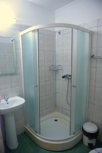 a bathroom with a shower and a sink at Hotel Principal in Costinesti