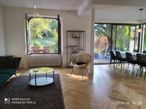 een woonkamer met een bank en een tafel bij VILLA SERANDITE maison de famille in Annecy