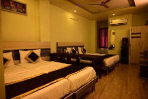 Un pat sau paturi într-o cameră la Hotel Comfort and Terrace Lounge