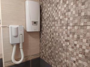 - un téléphone sur un mur dans une salle de bains dans l'établissement Private Apartment in Saint Elena, à Saints Constantine et Helena 154 autres photos