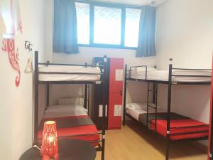 Postel nebo postele na pokoji v ubytování Bilbao Akelarre Hostel