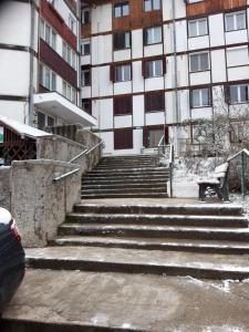 een trap voor een gebouw bij Apartament Elena in Sinaia