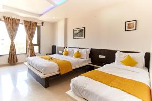 Postel nebo postele na pokoji v ubytování Hotel Sai Bansi + 37 fotografií