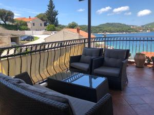 eine Terrasse mit 2 Stühlen und einem Tisch auf dem Balkon in der Unterkunft Villa Ana in Zaton