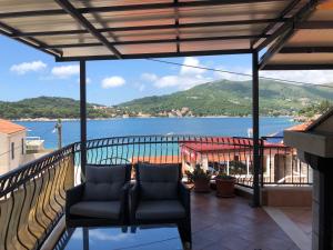 - Balcón con silla y vistas al agua en Villa Ana en Zaton
