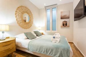 Ein Bett oder Betten in einem Zimmer der Unterkunft HSH Moinon - Canal St-Martin Magnifique Appartement 2BR