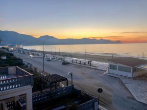 vista para a praia e para o oceano ao pôr-do-sol em Tonnara Apartments em Alcamo Marina
