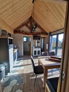 eine Küche und ein Esszimmer eines winzigen Hauses in der Unterkunft Le Petit Renard in Saint-Jouin-Bruneval