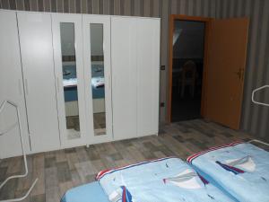 Habitación con cama, armarios y puerta. en Petra Kappler, en Osterby
