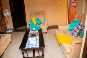 Sala de estar con 2 sofás y mesa en The White Dove - in Milimani Kisumu en Kisumu
