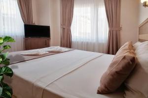 A bed or beds in a room at Sembol Hotel