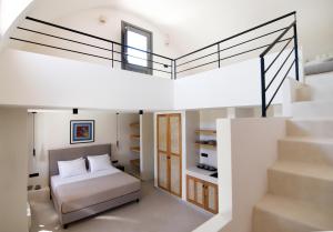 ペリヴォロスにあるTerra Nera Suitesのベッドルーム イン ハウス ウィズ ア ベッド アンド ステアーズ +37枚の写真