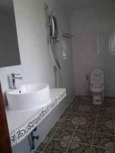 uma casa de banho com um lavatório e um WC em Khun Pich Apartments em Siem Reap