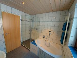 Koupelna v ubytování Fewo Sonnenberg Graswang + 13 fotografií