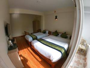 um quarto com duas camas num quarto em Jacks Inn em Dhulikhel