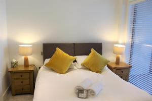 サウサンプトンにあるWork, Rest and Stay at Ocean Villageのベッドルーム(白いベッド、黄色い枕付)