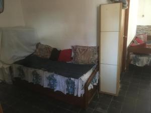 Dormitorio pequeño con cama y nevera en mi pesadilla2, en Salinas