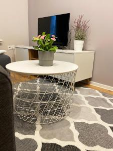 sala de estar con mesa de centro y TV en Smart Rooms for Rent, en Cracovia