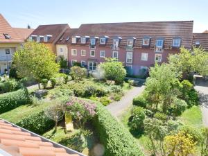 vistas al jardín frente a un edificio en SUNNYHOME Monteurwohnungen und Apartments in Schwandorf, en Schwandorf