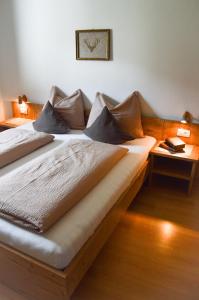 un grande letto in una stanza con due tavoli di Niedermairhof a Falzes