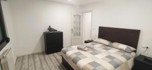 um quarto com uma cama com um cobertor xadrez em Apartamento Terra Denis em León