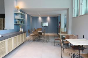 a dining area with tables and chairs in a restaurant at Fortpraia Hotel in Fortaleza