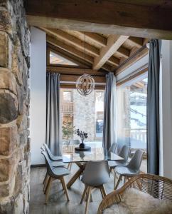 una sala da pranzo con tavolo e sedie di Nix apartment a Livigno