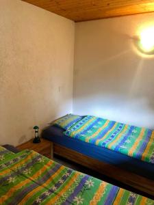 um quarto com duas camas num quarto em Casa Sibylle bei Locarno em Locarno