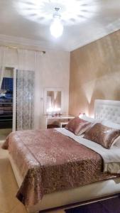 een slaapkamer met een groot bed in een kamer bij Apartment Borj Rayhane in Tanger