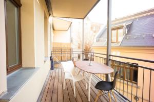 a balcony with a table and chairs on a building at Leipzig-Suites- 3 Zimmer Apartment-Familien Luxus Apartment mit Balkon in Leipzig